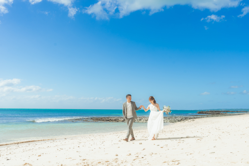 仲良く手を繋ぎながら リラックスタイムのお散歩