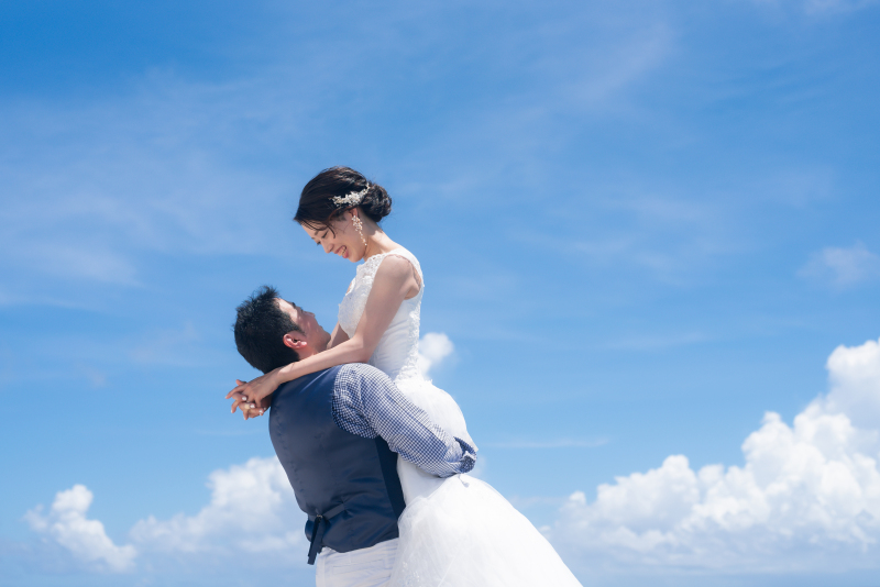 真っ青な空に輝く