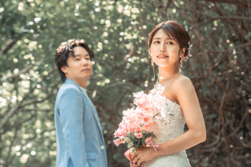 差し込む光がおふたりを照らして柔らかい印象に