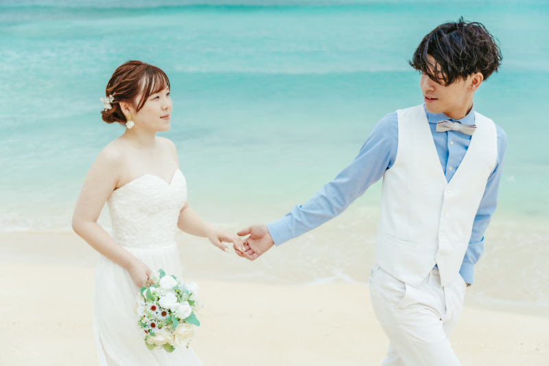 仲良く一緒に手を取り合いながらのショット