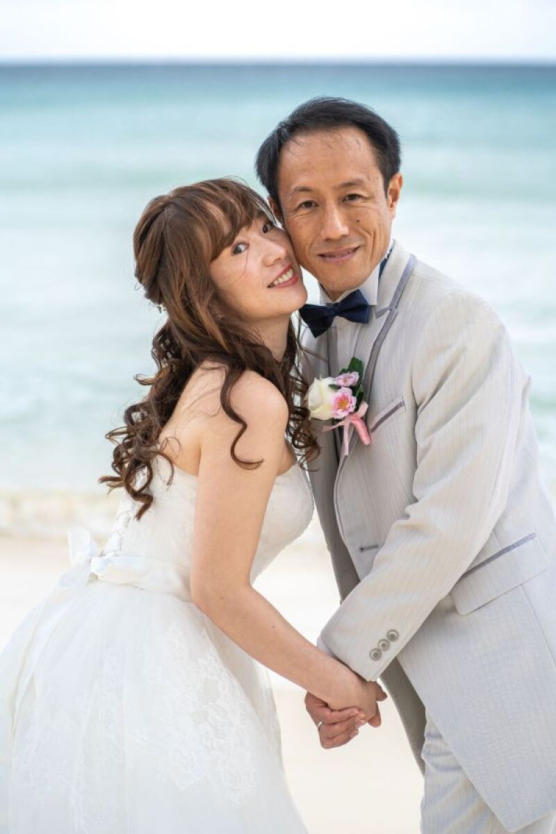 宮古ブルーの海をバックに