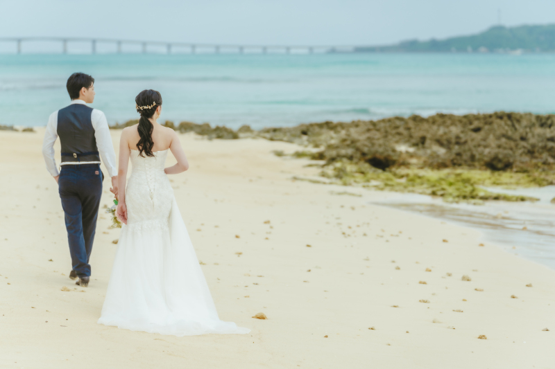 遠くに見える長い橋を眺めながら　自然体な後ろ姿