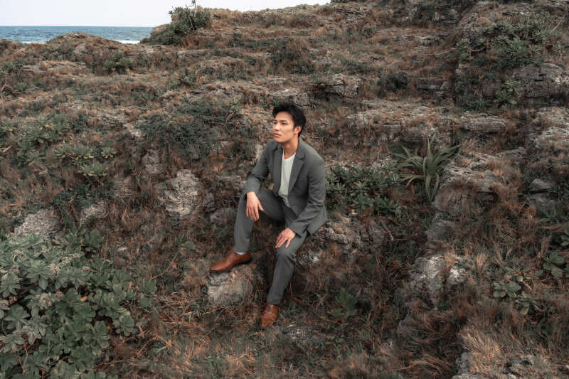 そっと腰を下ろし佇む その姿が自然と絵となる