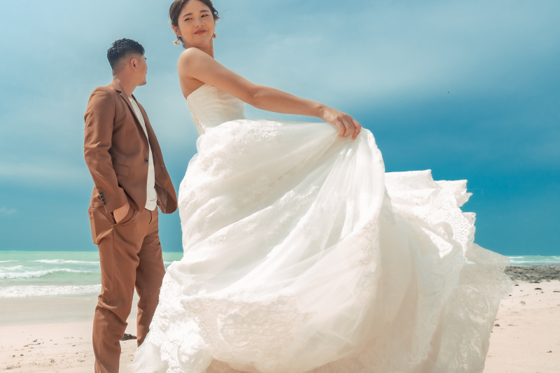 ふんわりと風に乗ってなびくトレーン