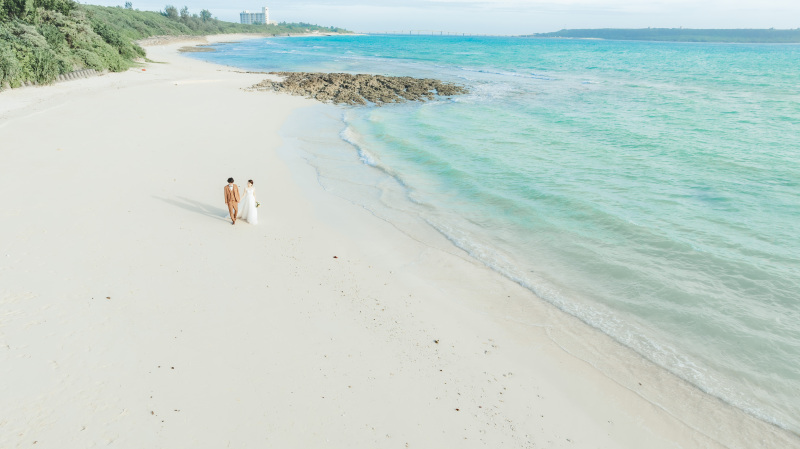空高くからドローン撮影で美しい海全体を見渡す