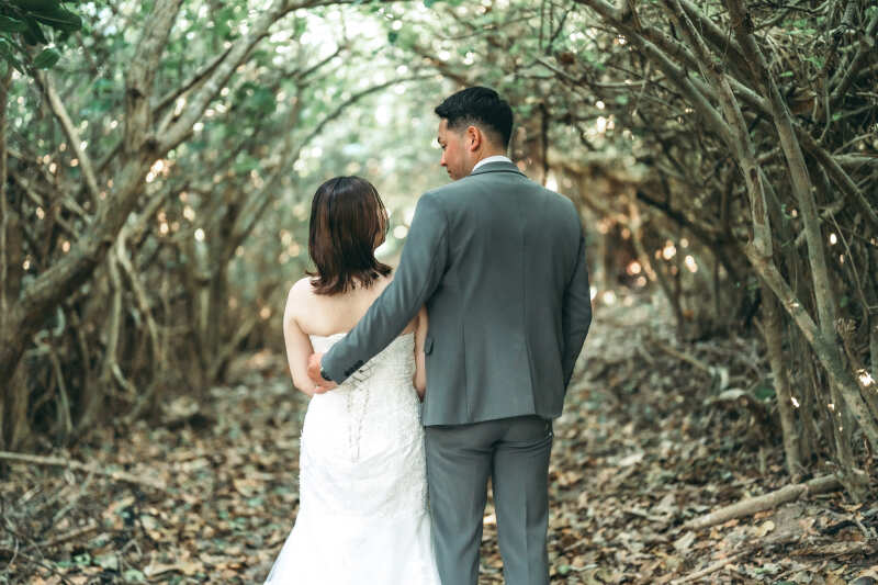 森の中でしっとりとした印象の後ろ姿で