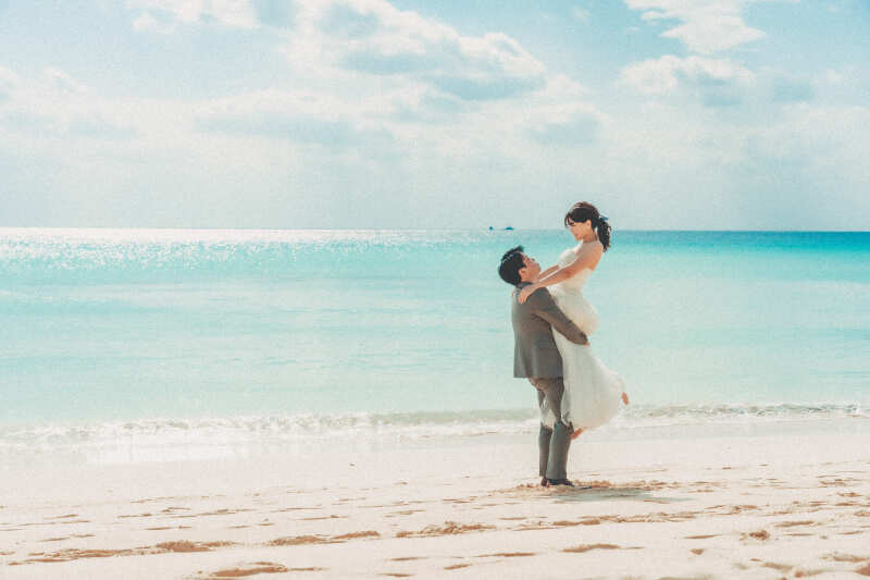 ご新郎様の頼もしい腕の中へと