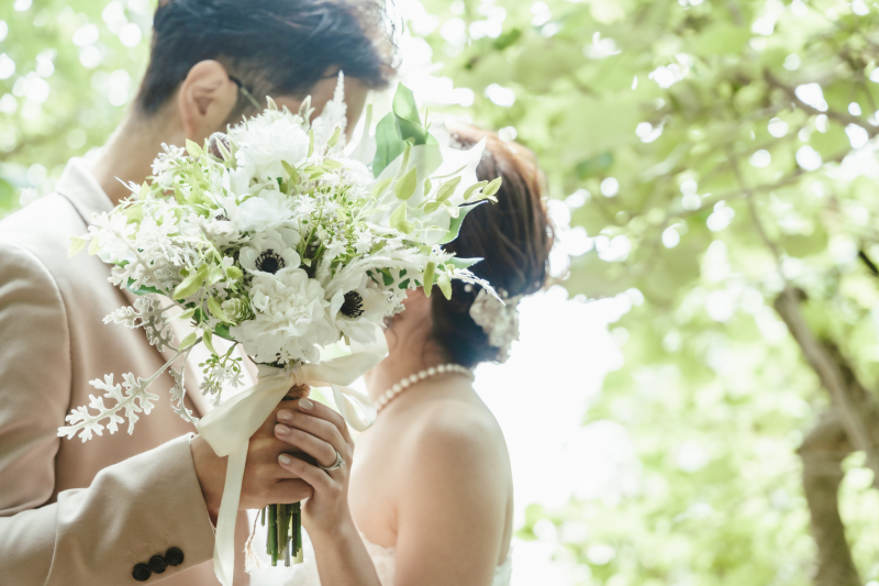 ブーケでそっとお顔を隠しながら可愛いショット