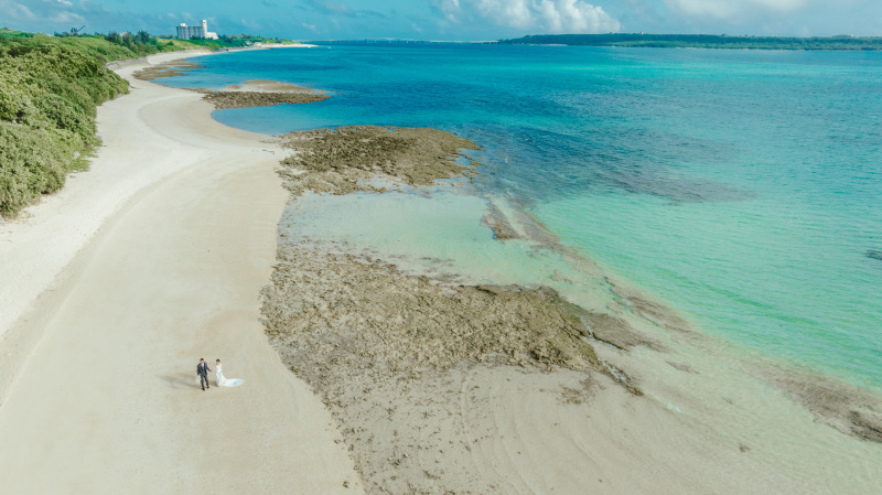 空高い場所からドローンで写す宮古島の世界