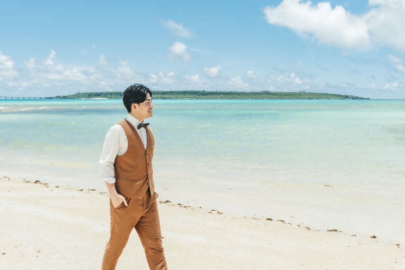 ご新郎様のブラウンカラータキシードがステキ