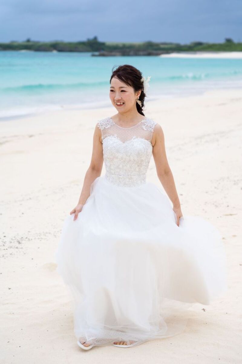 ドレスを手にビーチへ移動