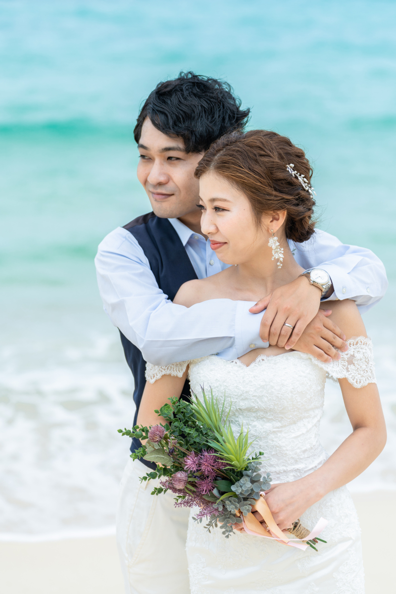 ご新婦様をバックハグ