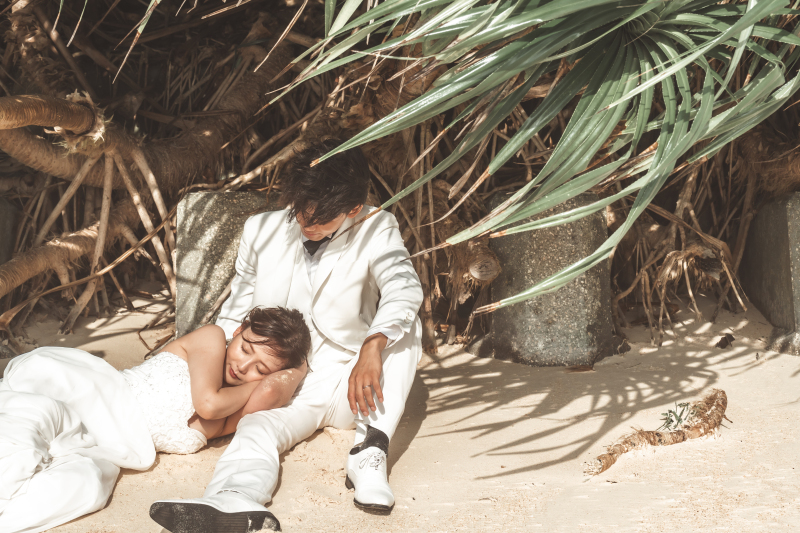 そっと身を寄せながら おふたりの仲睦まじい姿