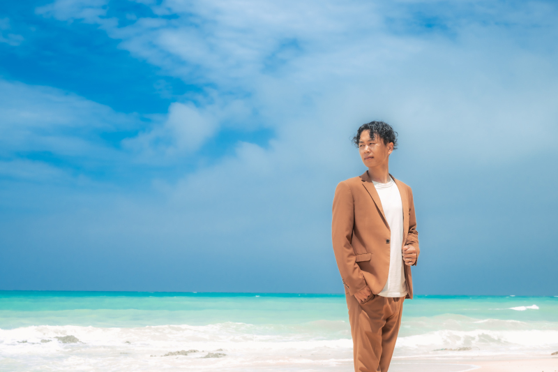 ご新郎様は大人っぽいブラウンカラーのタキシード