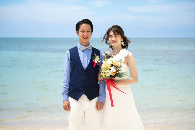 腕を組みながら