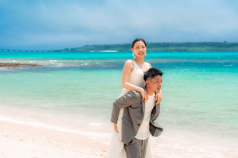 頼もしい背中に抱かれながらおんぶショット