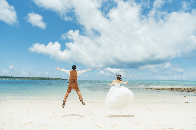 大空に向かっておふたりでお見事な大ジャンプ