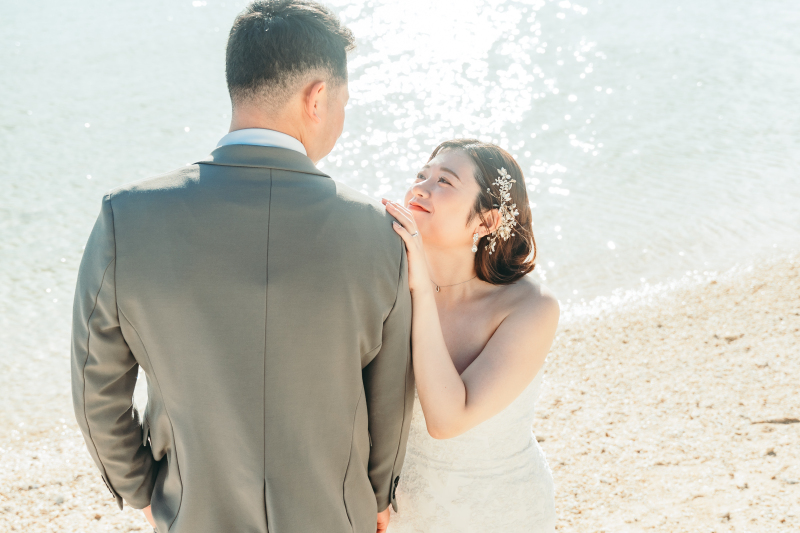 じっとご新郎様を可愛く見つめるご新譜様のショット