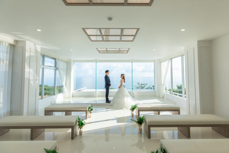 白いチャペルの先には碧い海