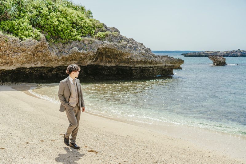 ご新郎様は落ち着いたカラーのコーディネート