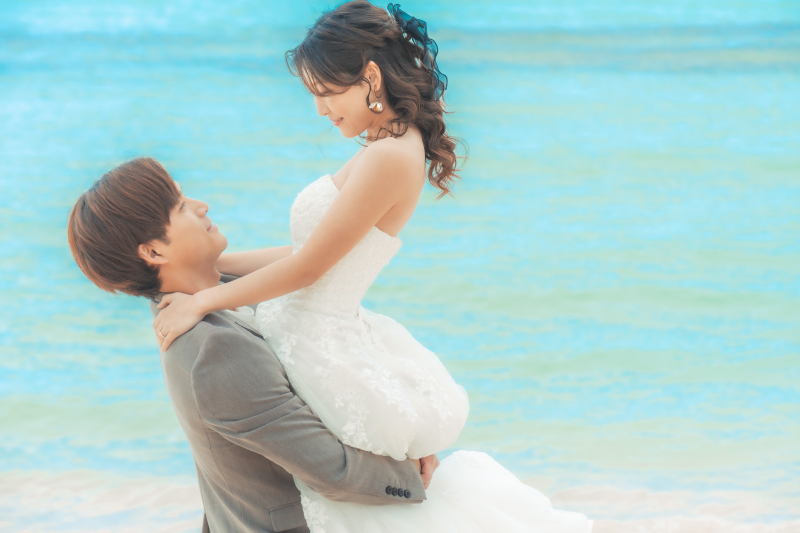 正面から見つめう抱っこスタイルショット