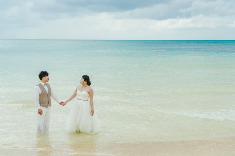 ウェディングドレス、タキシードのまま海へと