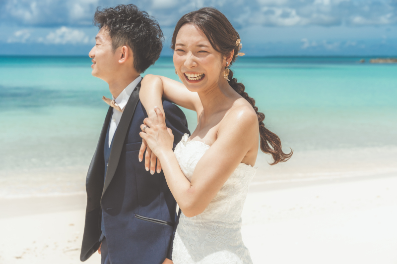 青い空と海で輝く笑顔