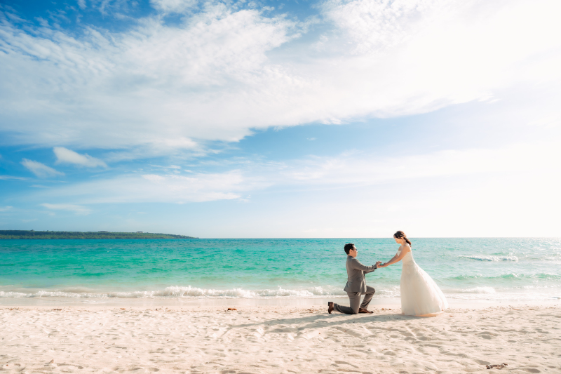 ご新郎様の手かからご新婦様へと手渡されるブーケ