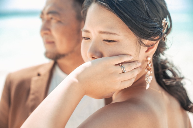 そっとお顔に添えられた左手にはキラリとひかる