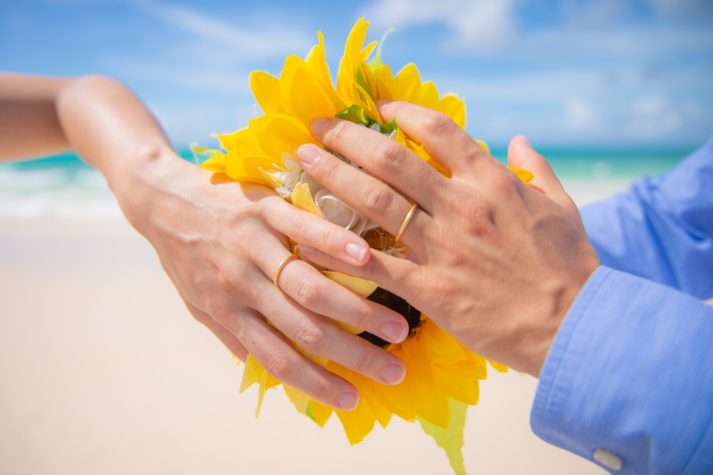 キラっと光る指輪とヒマワリ