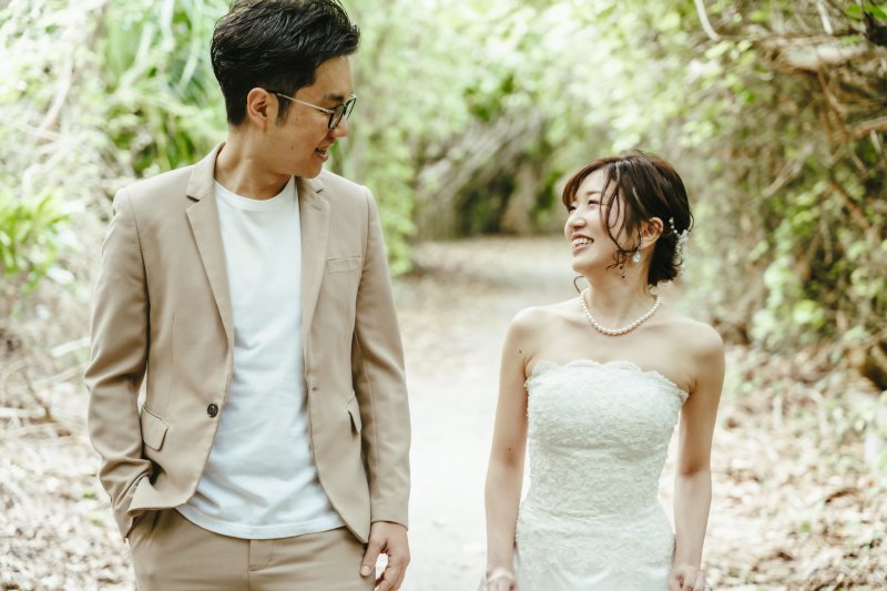 森の中でスタートを迎えるおふたりのフォト