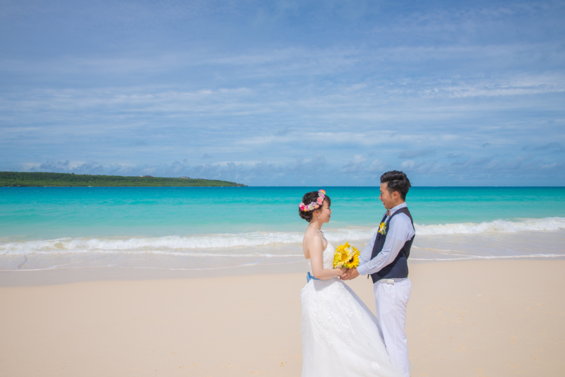 宮古ブルーをバックに