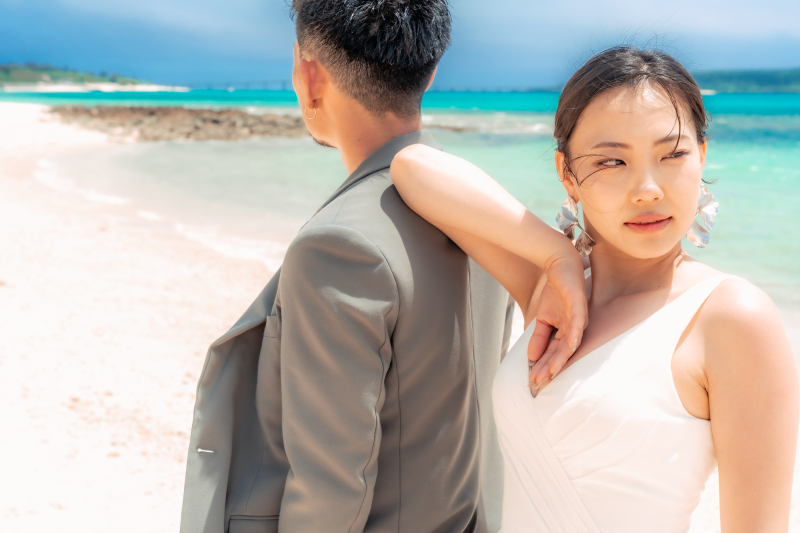 そっと肩に手を乗せながらクールなショット