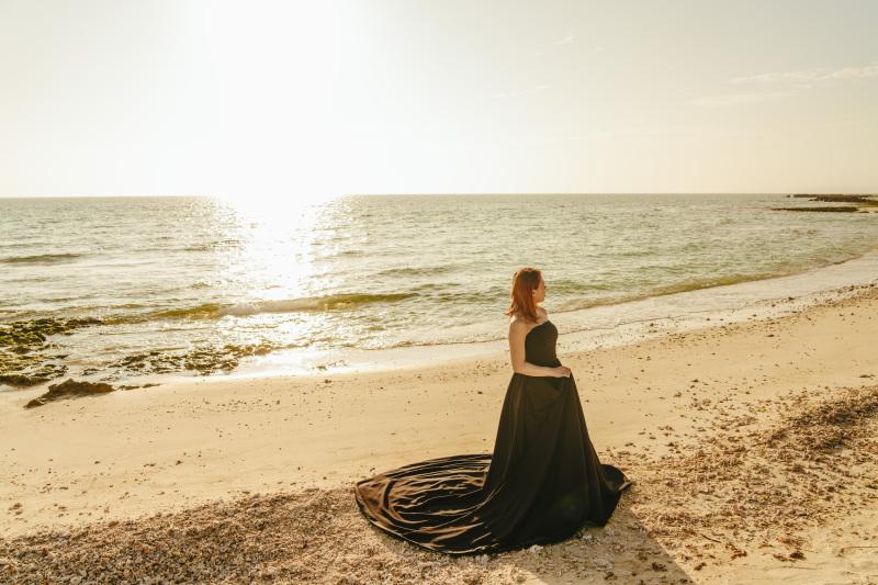 幻想的な雰囲気の中で映えるカラードレスの姿