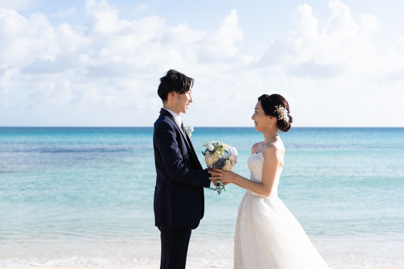 秋晴れに迎えるチャペルとビーチ