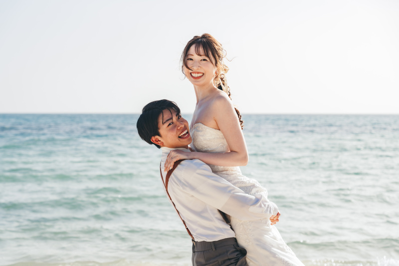 頼もしいご新郎様の正面からの抱っこショット