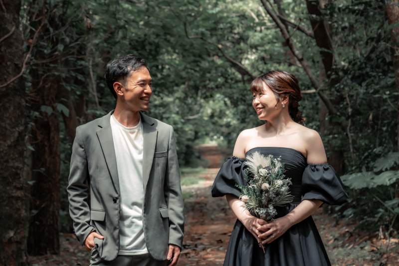 森の小道で始まるおふたりのウェディングフォト