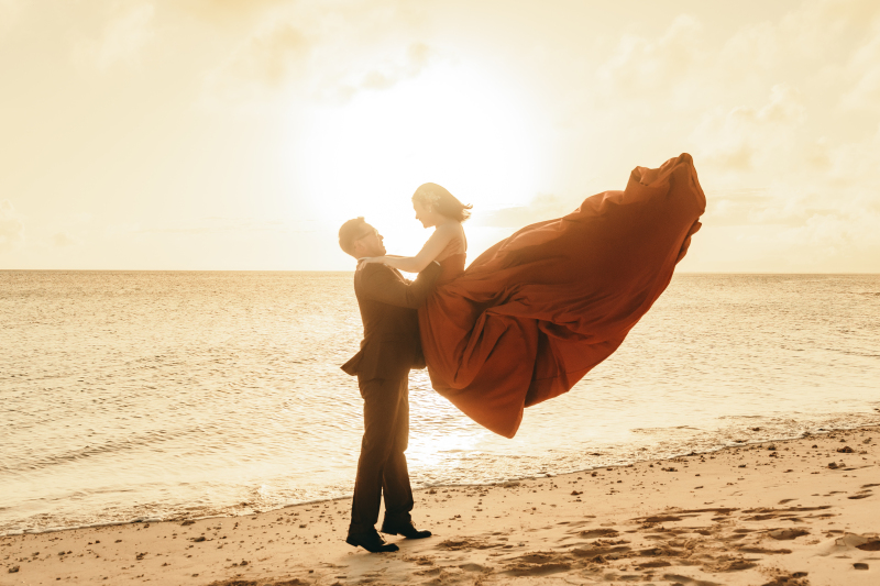 可憐に空中へ舞うご新婦様のカラードレス