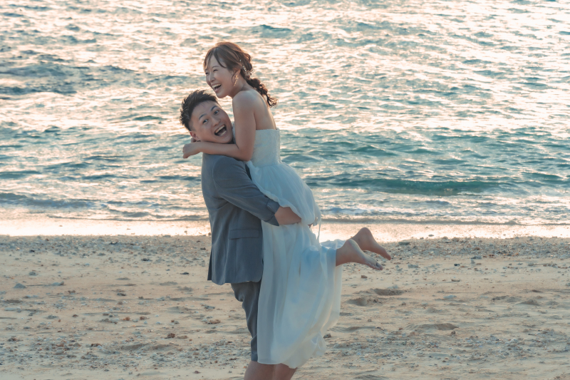 正面から新郎様に抱っこしてもらいながら