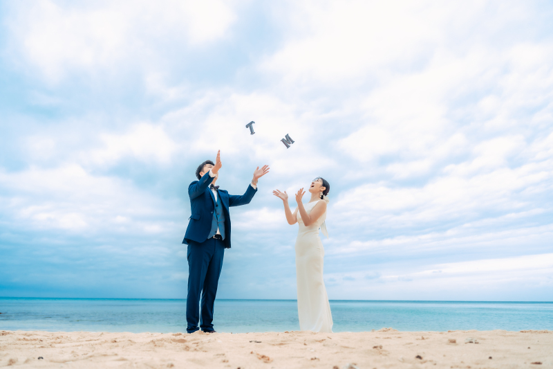 空に向かってキレイに浮かんだイニシャルオブジェ