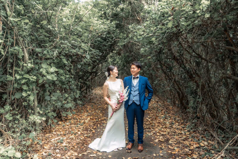 森の小道を静かに歩いていくおふたりの姿