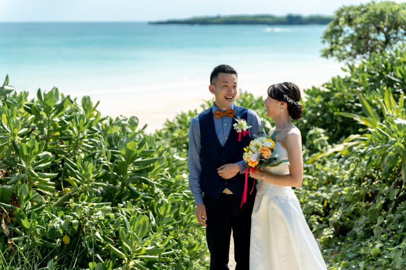 遠くに見える海に