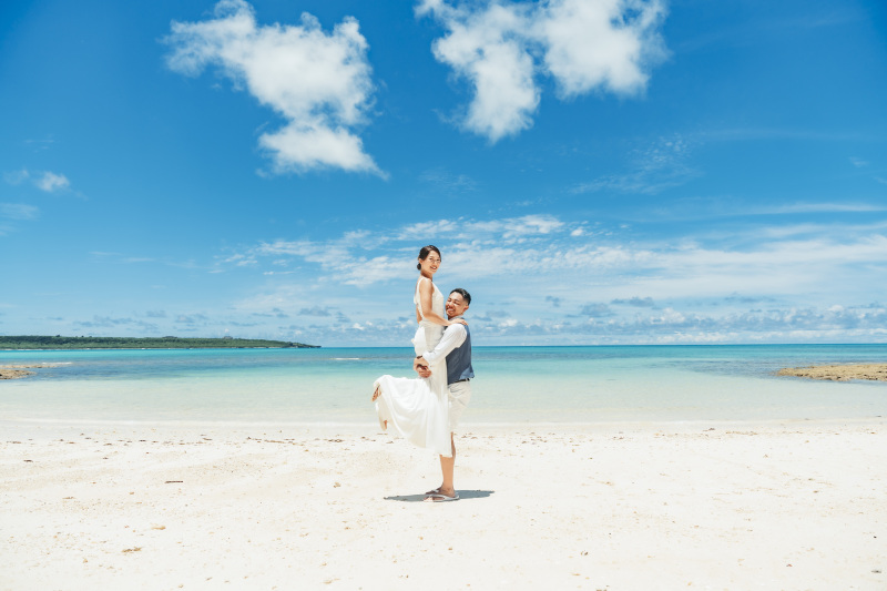 頼もしいご新郎様の腕の中で抱かれるご新婦さま