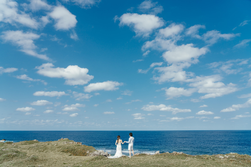 澄み渡る青空を　おふたりで一緒に眺めながら