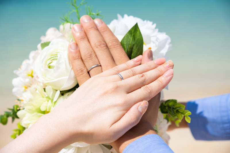 手を交差させて