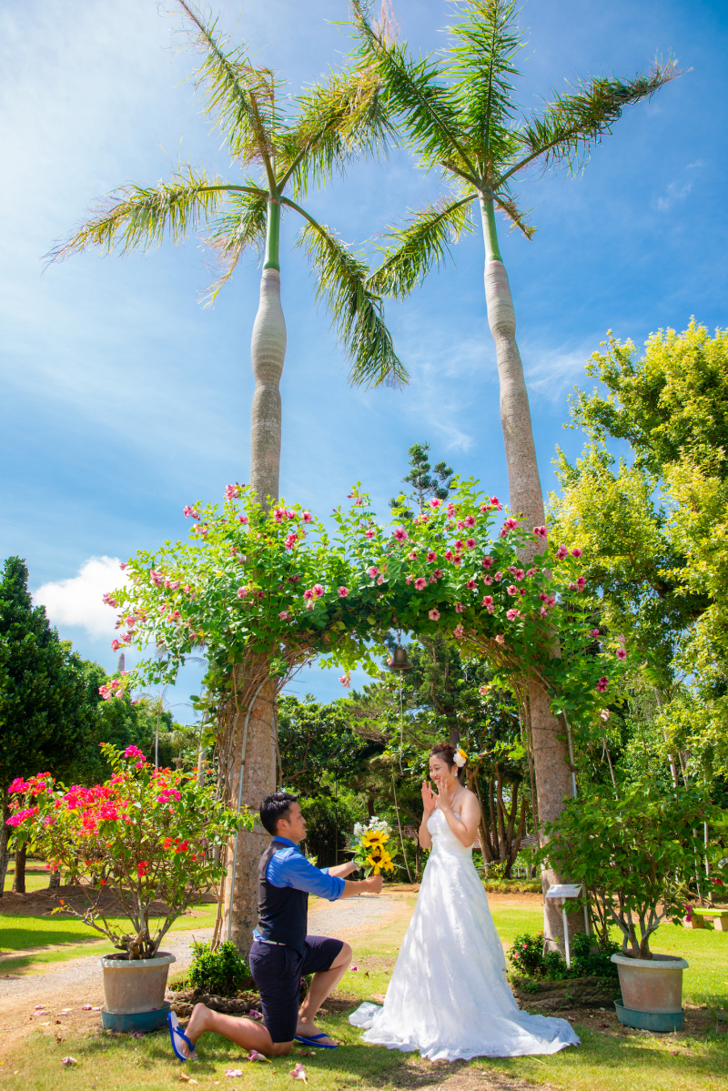 お花アーチの下でプロポーズ♡