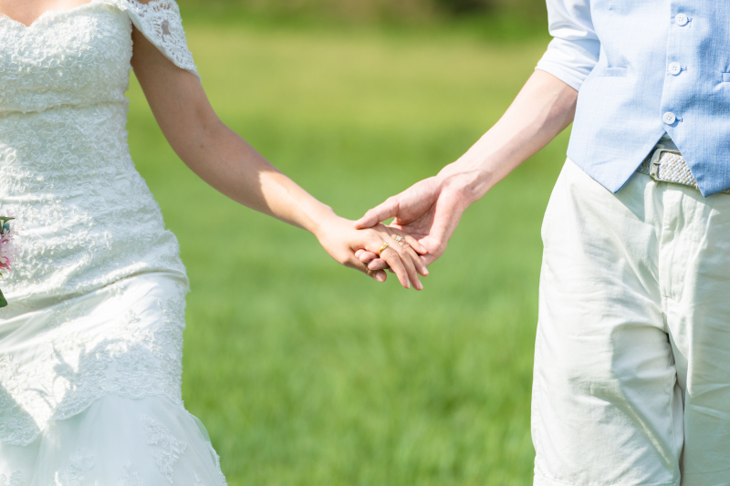 手をとりあって