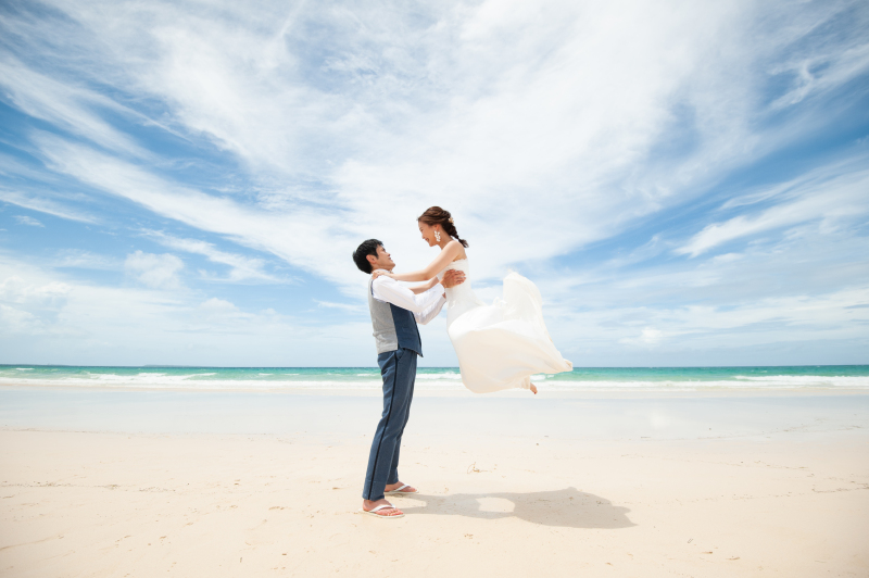 軽やかに持ち上げる新郎様