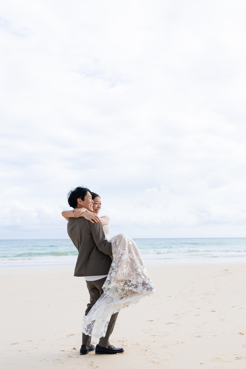 お姫様抱っこをしながら一緒の方向を見る