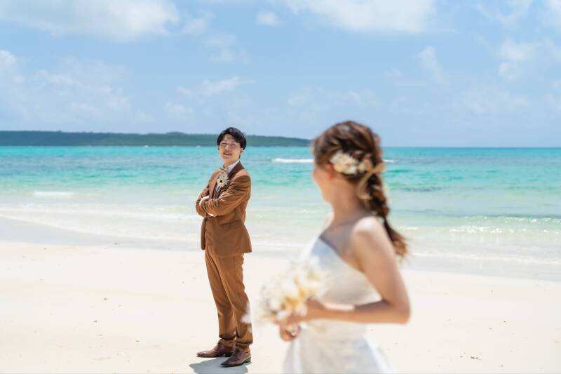 振り向いた先には